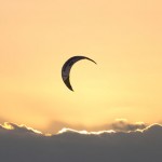 Ein Kite vor schöner Abendsonne