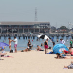 Strandgäste am Strand von St. Kilda Melbourne Australien