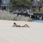 Strandschönheiten liegen am Strand von St. Kilda Melbourne Australien
