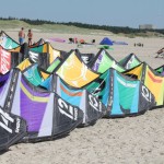 Die Kites von Slingshot Sports reihen sich aneinander