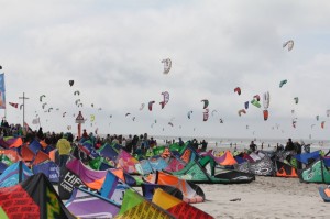 Bei idealen Windbedingungen füllt sich das Festivalgelände im Laufe des Tages zu einem Meer aus Kites