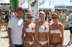 Olli sonnt sich im Antlitz schöner Frauen
