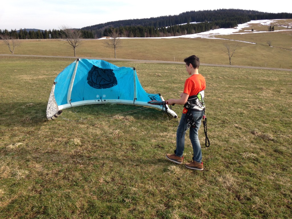 Kiteschüler auf dem Feld