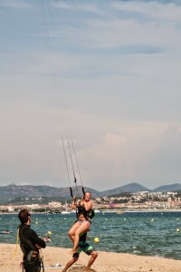 Kitekurs mit Schülerin in der Luft