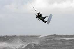 Kitesprung mit Wellen an der Nordsee